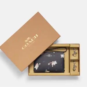 Coach Boxed Corner Zip Wristlet w/ Snowman Print NWT